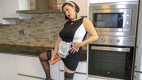 Naughty Housemaid Linda Porn Plays With Carrots